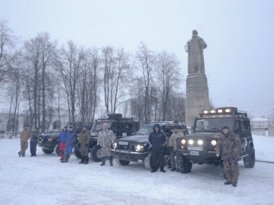 Автопробег по бездорожью стартует на фоне памятника Сусанину